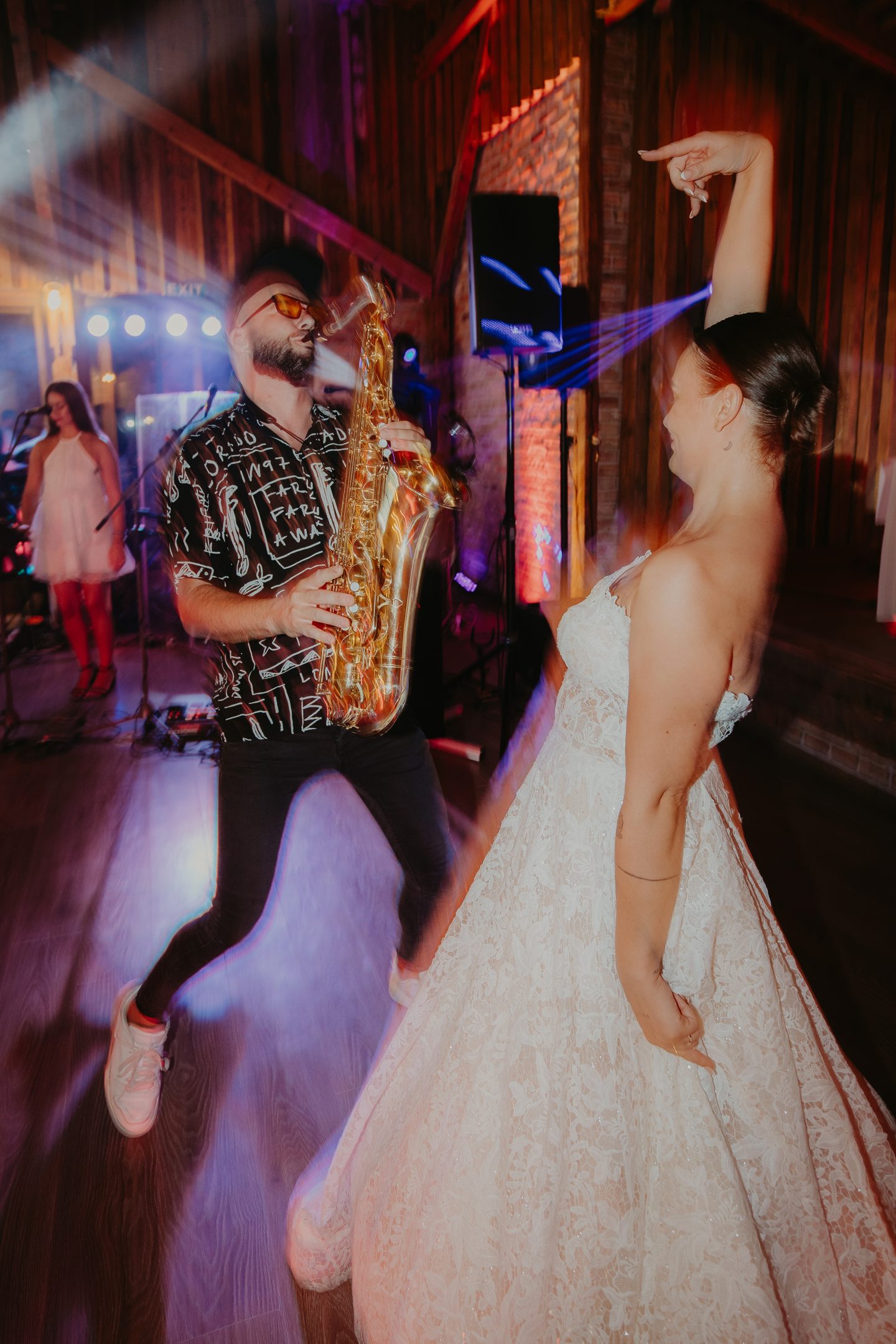 Saxofonista a nevesta na parkete