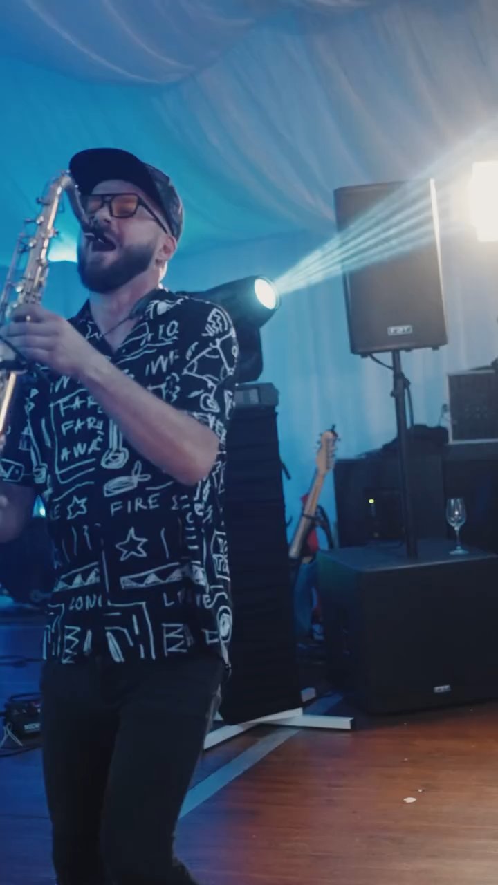 Saxofonista Pohoda Live na pódiu