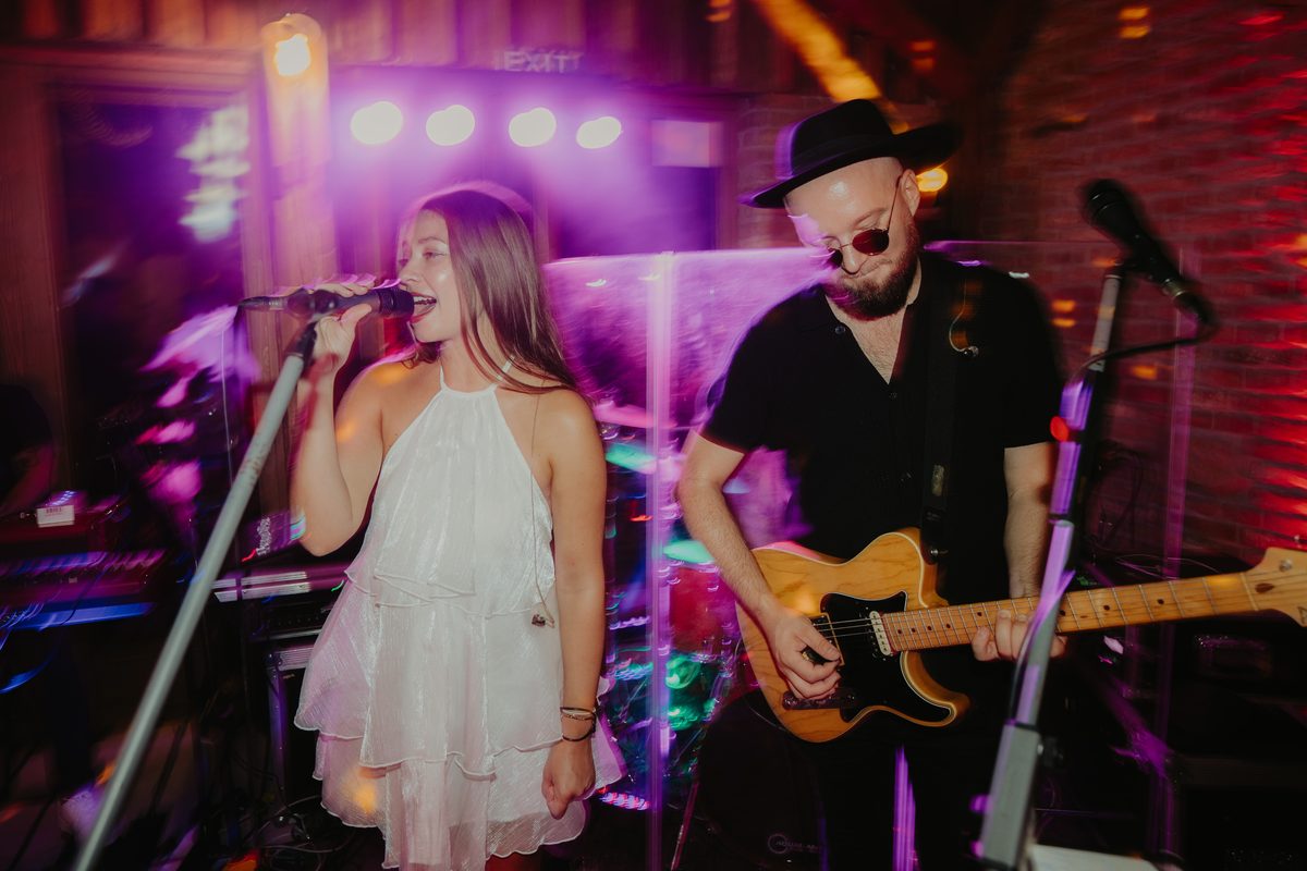 Speváčka a gitarista Pohoda Live naživo