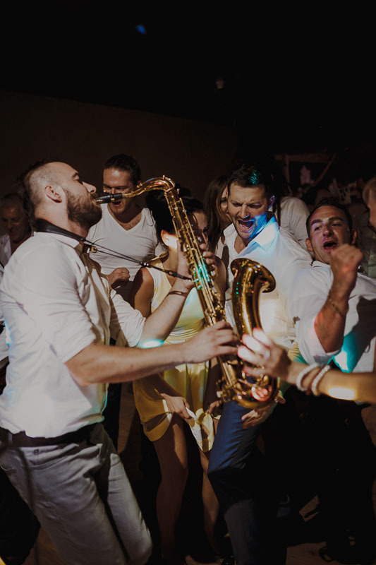 Saxofónista zabáva ľudí na svadbe